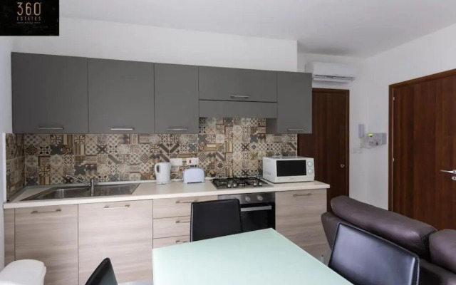 Spacious, 1BR duplex off UNI/Hospital with WIFI by 360 Estates