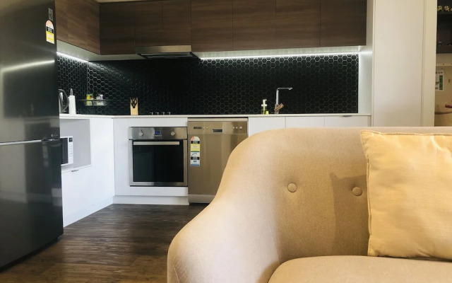 Stylish Home 15 mins from City & Airport