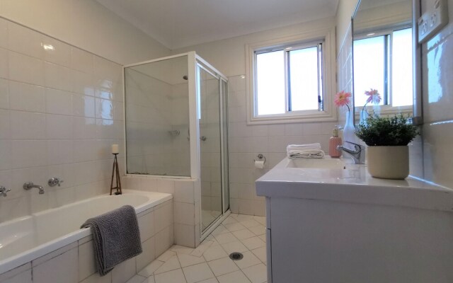 Comfy 4 Bedroms Corner House
