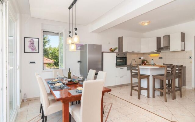 Awesome Home in Dugopolje With Wifi and 5 Bedrooms