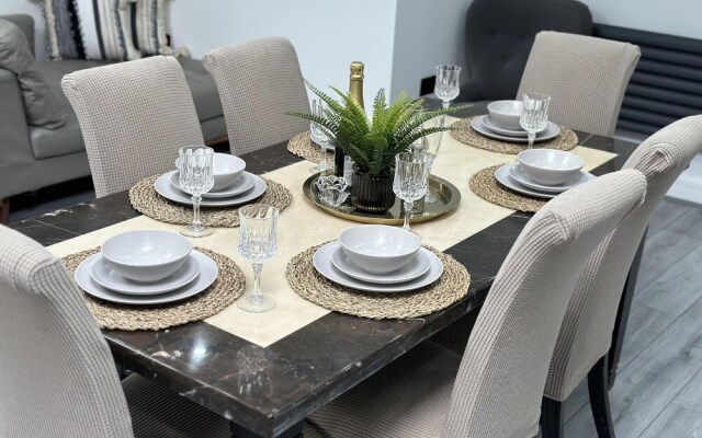 Stunning 4-bed House in Birmingham