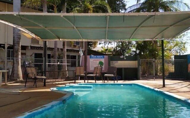 Palm Court Budget Motel Hostel/Backpackers