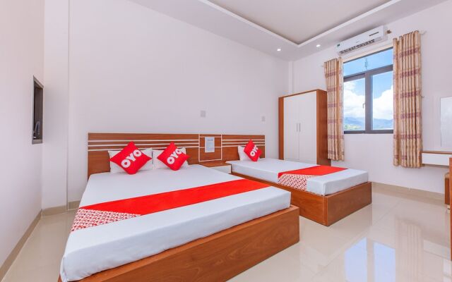 Hoang Giang Hotel by OYO Rooms