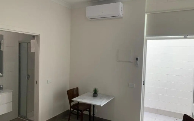 Bendigo King bed Courtyard and Kitchen Motel