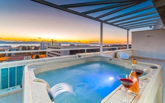 Sunset Penthouse Apartment with Hot Tub