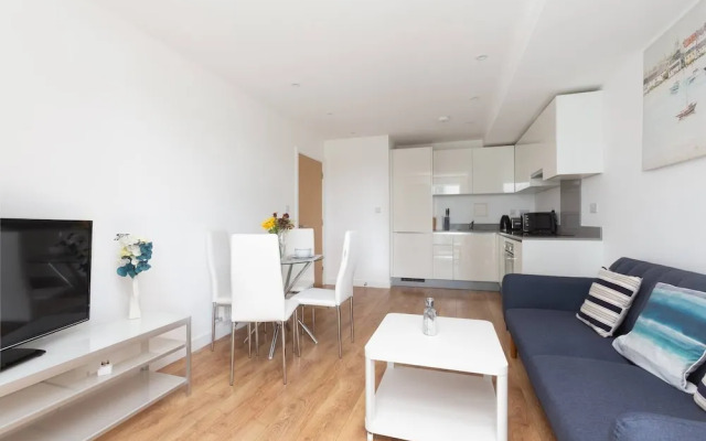 Skyvillion - Tower Point Enfield 1bed With Balcony