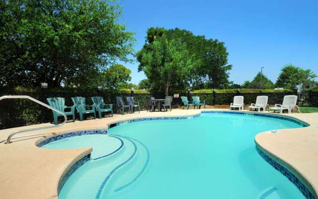 Travelodge by Wyndham Arlington/Dallas Area