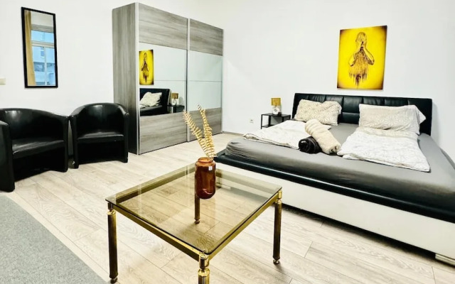 Bright 3BR Appt Steps from FAC Platz