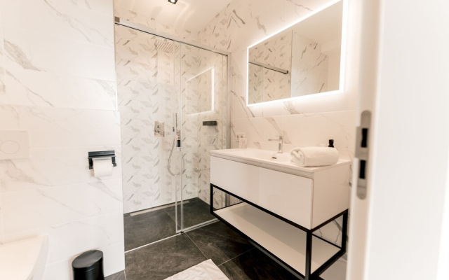 Inviting Apt w Spa Fitness & Swim Pool
