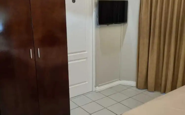 Savoy Lodge With Breakfast Included - Budget Triple Room 3
