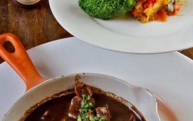 Logis Hostellerie de lAuberge de LÉtang Bleu