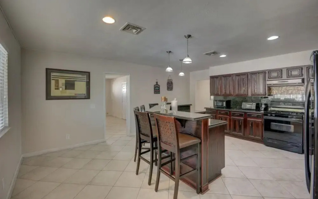 Luxurious 4BR House with Large Pool Near Strip