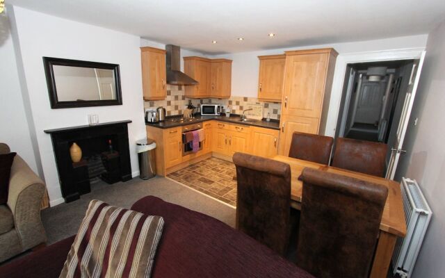 Commonhall Apartments, Top Floor