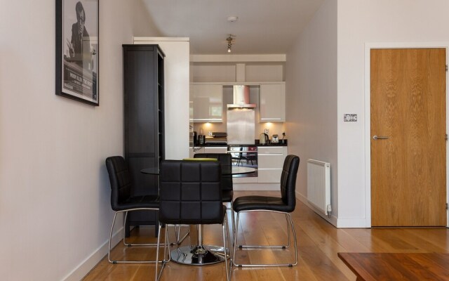 2 Bedroom Apartment in West Hampstead With Balcony