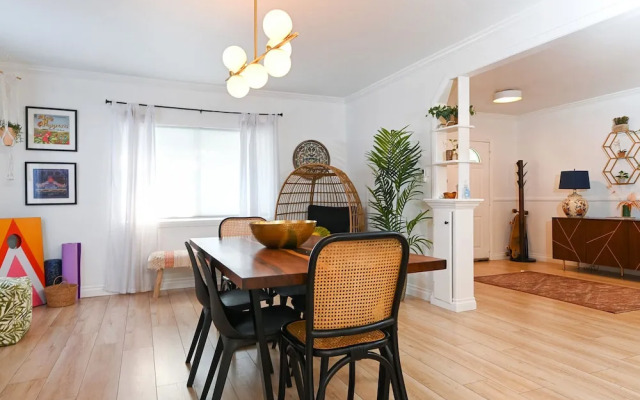 Immaculate 3bdr Private Bungalow, Walk to Beach!