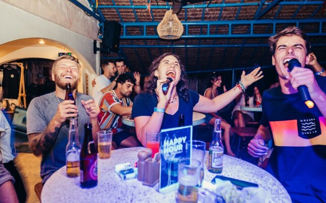 Mad Monkey Panglao