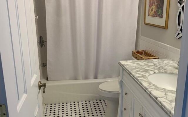 Absolute Bliss Private  4 Bedroom Home by RedAwning