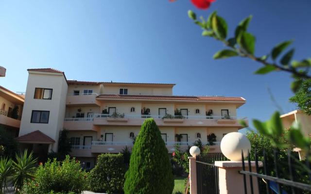 Lyristis Dinos Studios & Apartments