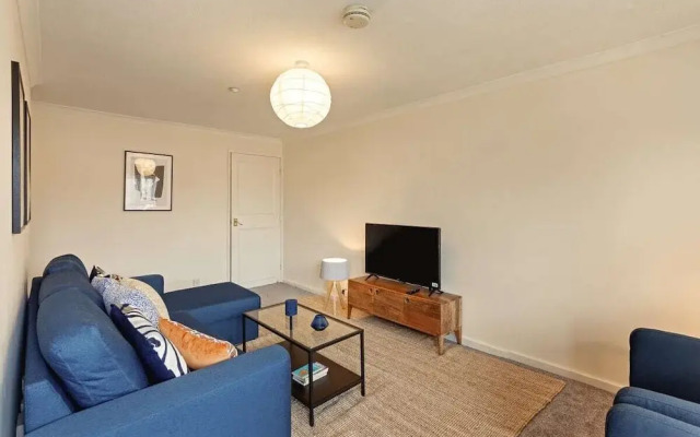 Comfy 6-sleeper Apt w/ Large Patio in W Kensington