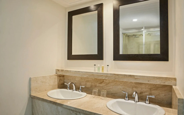 Crystal Cove by Elegant Hotels - All-Inclusive