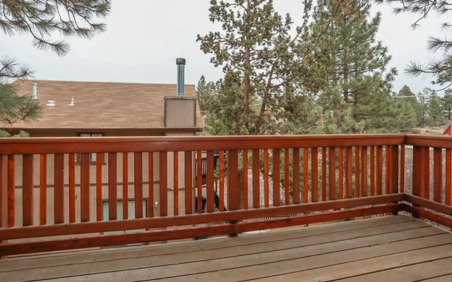 Maple Hill Lodge 2 Bedroom Home by RedAwning