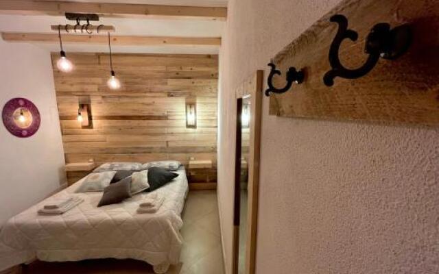 Iknos Guest House