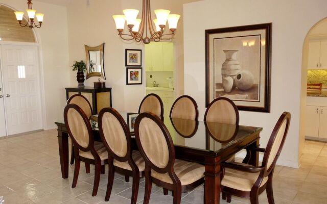 Unique Waterfront Home With Pool, spa and Guesthouse