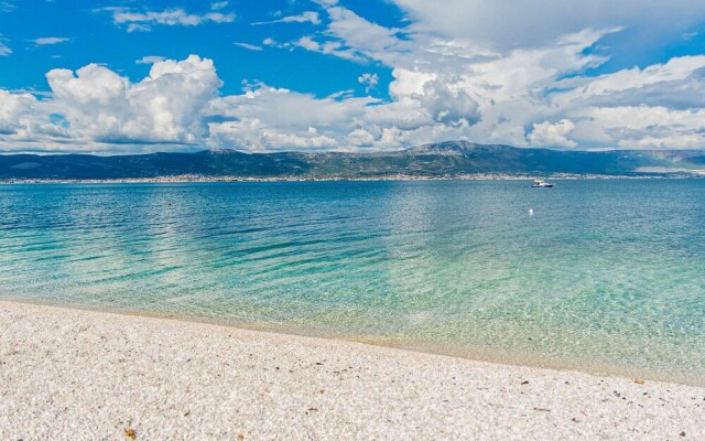 Stunning Apartment in Slatine With Wifi