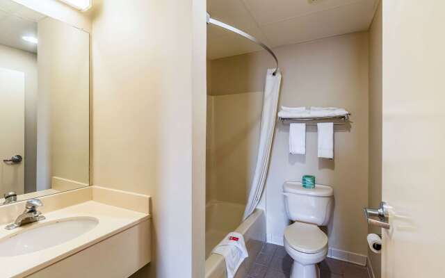 Econo Lodge Inn & Suites