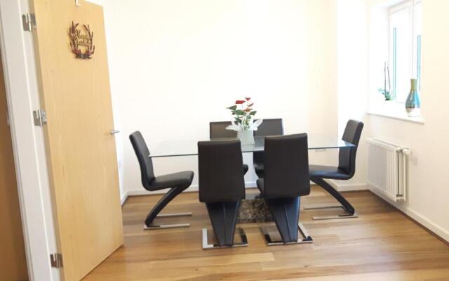 2 double rooms available in 3 bedroom house
