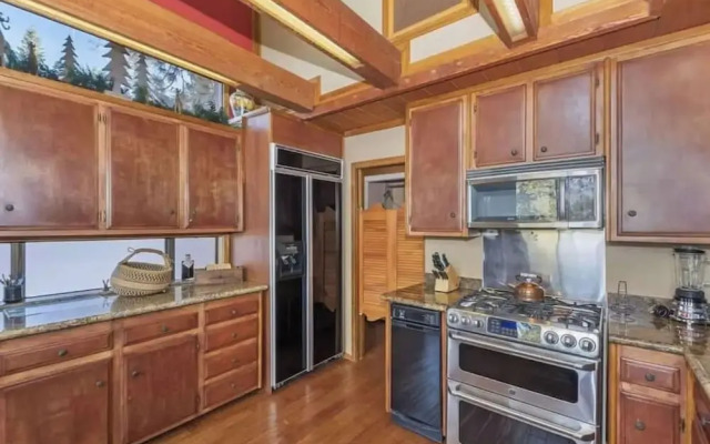 Charming Lakeside Retreat