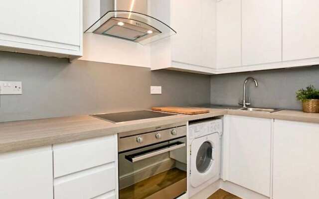 Light and Open 2 Bedroom Flat by Gloucester Road