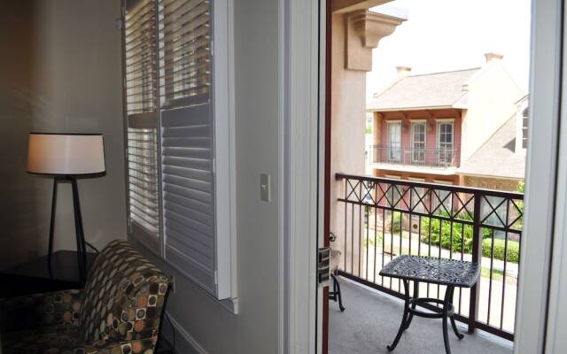 Carriage House Hotel