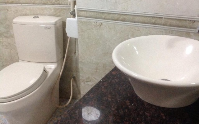Vuong Hoan Hotel 2 – Bathroom – Vinh