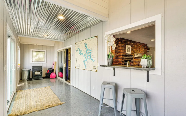 Waterfront Yard, Dock + Game Room: Linn Creek Home