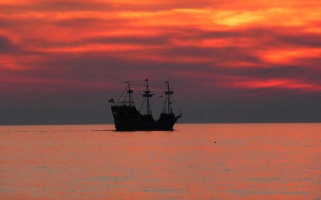 Sunset Beach House - Beach Hugger 3