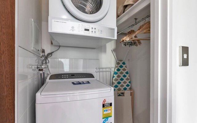 QV Deluxe Waterside Apartment - 851