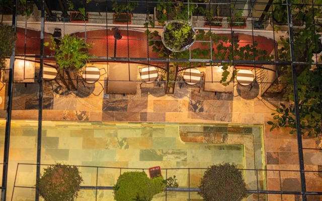 The Six Apparthotel