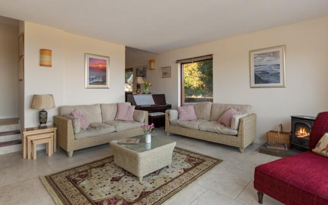 Glendale Cottage - Sea Views, Beach Access, Hot Tub