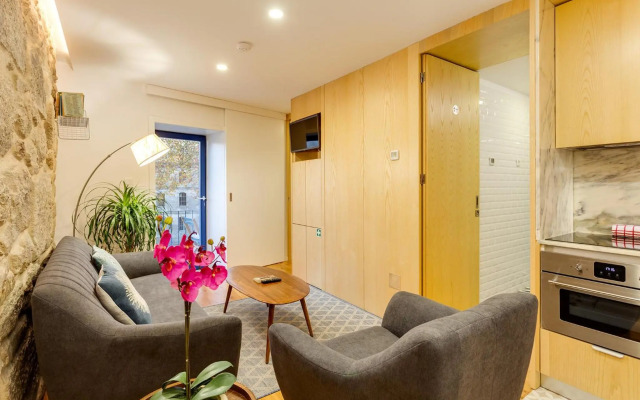 Riverside 2 Bedroom Apartment by DA'HOME