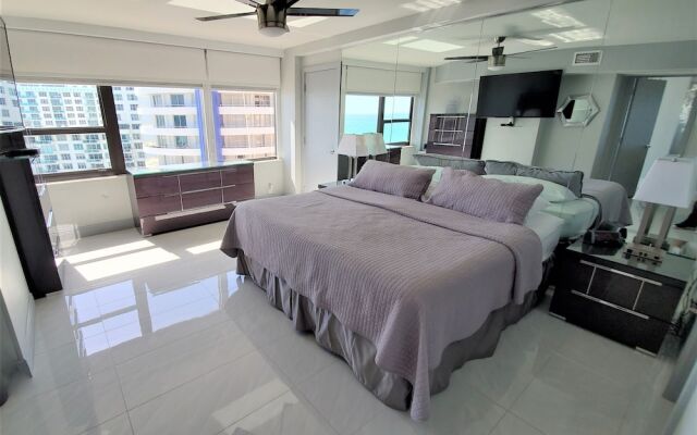 Alexander 1401 3 Bedroom Apts by RedAwning