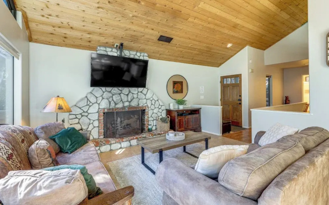 2 Decks! Pet-friendly Lake Arrowhead Cabin
