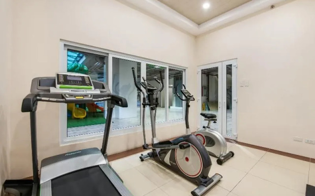 Oyo 207 Bay Area Suites Near Philippine General Hospital