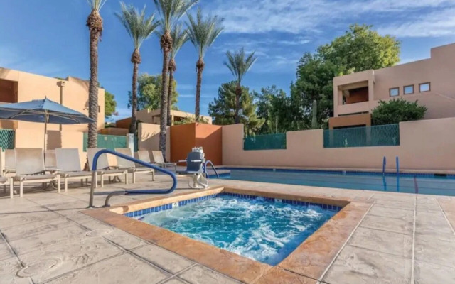 Private One Bedroom Condo on Golf Course, free parking