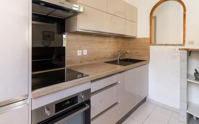 Cosy Holiday Home in Minerve With Garden