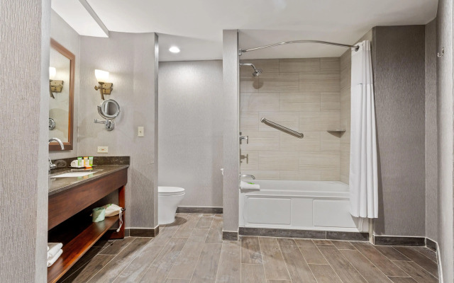 Wyndham Garden Hotel Baronne Plaza