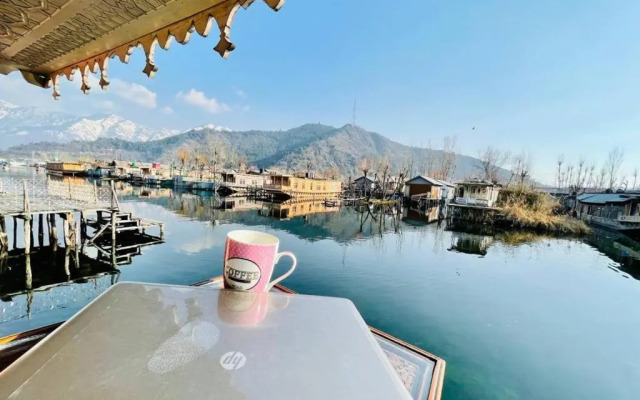 Howrah Houseboats in Srinagar