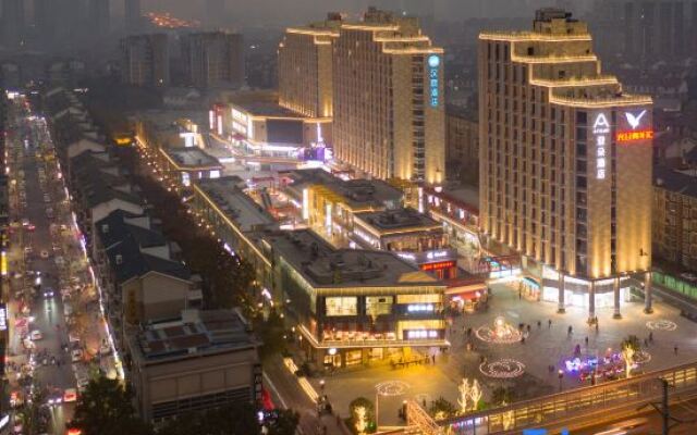 Atour Hotel Wuhan Guanggu Qingnianhui Jinrong Port