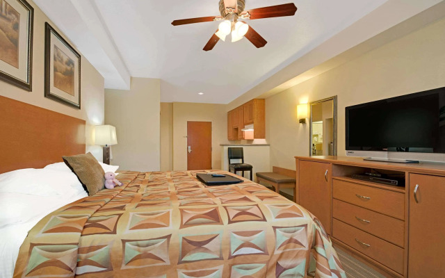 Super 8 By Wyndham Austin/Airport North