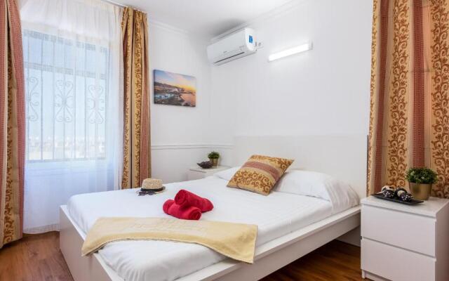 Beautiful VILLA Sahara, bbq, heated pool!